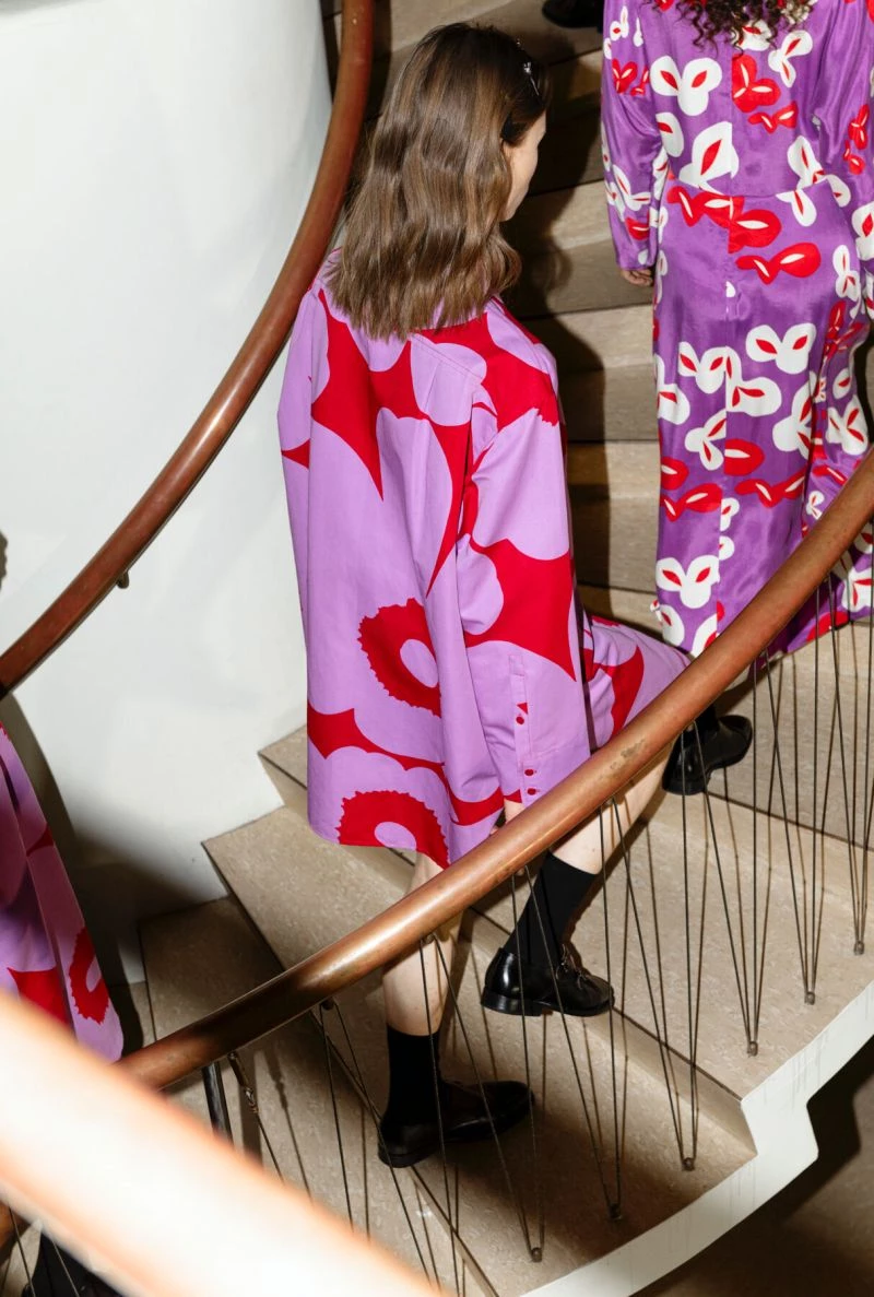 談到 Marimekko,印花早已是品牌的標誌性輪廓。但在創意總監 Rebekka 看來,這並非一種限制,反而代表更多可能性。「花卉圖案於 1964 年首次出現在 Marimekko 的設計中。我對花的理解有兩層意義:一是字面上的花(你一眼就能看出那是花),另一層是『花』這個概念本身。以這種思維方式,我們能將它應用於所有創作中。無論源自大自然、風景或建築的印花,都可以以此概念創作——可具象、可抽象,或是一種概念性的表達。」