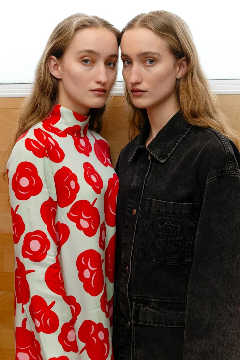 「我認為,Marimekko 的花卉圖案只有在被其他類型的創作包圍時,才能真正『活』起來。」Rebekka 如此形容:「我們常談到『快樂的矛盾』(Happy contradictions,指的是一種心理狀態,其中存在相互矛盾的感受、想法或情境,但這些矛盾卻能帶來快樂、滿足或趣味)。我想,這正是每個 Marimekko 系列的特色之一——它從來不只是單一美學,而是多種元素的結合,亦是魔力誕生的地方。」