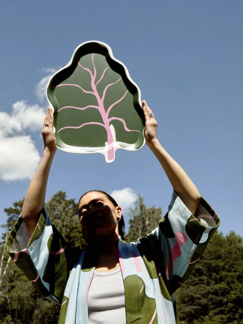 除了專注自身品牌,Marimekko 近年與多個品牌跨界聯名,透過有趣的設計與親民的價格,從 IKEA 宜家家居、UNIQLO 優衣庫,到 Blue Bottle 藍瓶咖啡,讓更多消費者能擁有品牌商品。「我們當然會非常謹慎地選擇合作夥伴,總希望與各自領域中表現最出色的品牌合作。同時,我們也十分重視價值觀的一致性,將 Marimekko 的生活方式延伸至更多領域。」