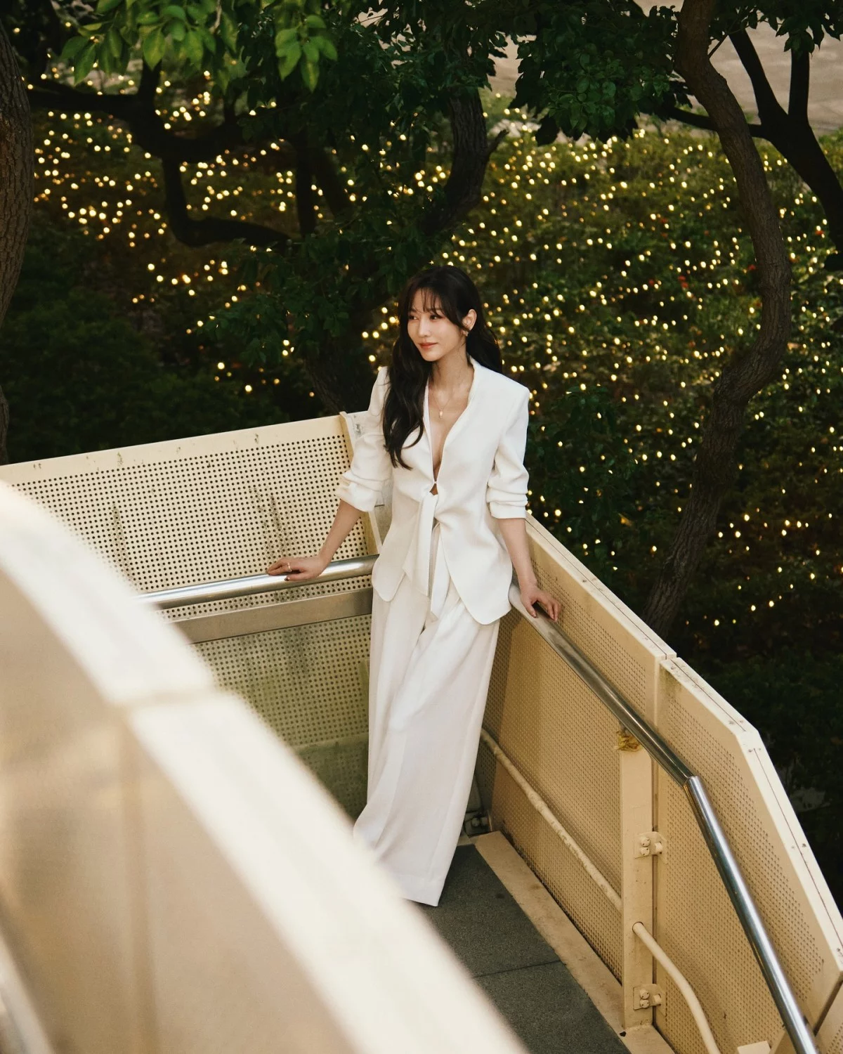 曾莞婷減齡穿搭3：白色套裝＋打褶寬褲｜俐落女強人氣場