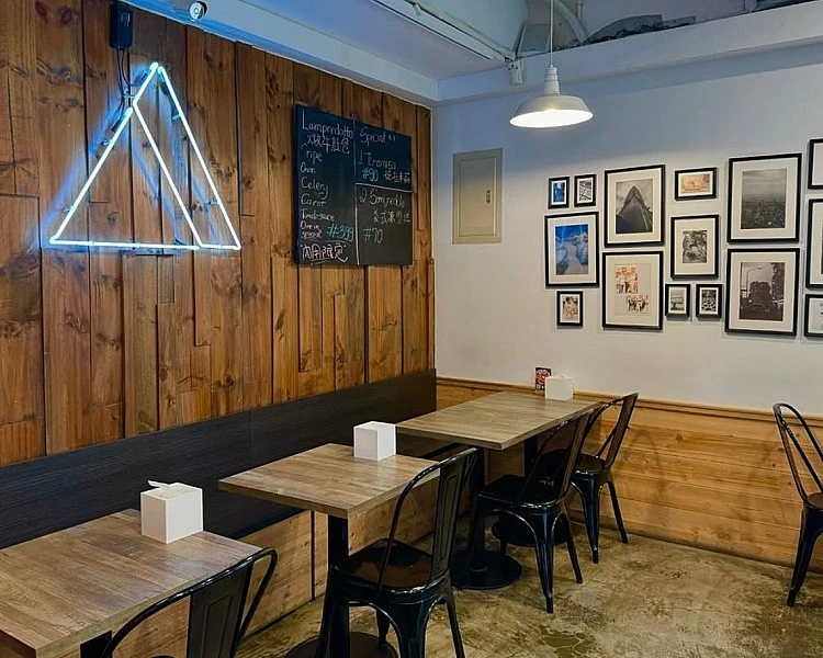 「Gusto Pizza」是位於台北中正區、捷運東門站附近的一家義式窯烤披薩專賣店，由英國籍穆斯林老闆所開設。