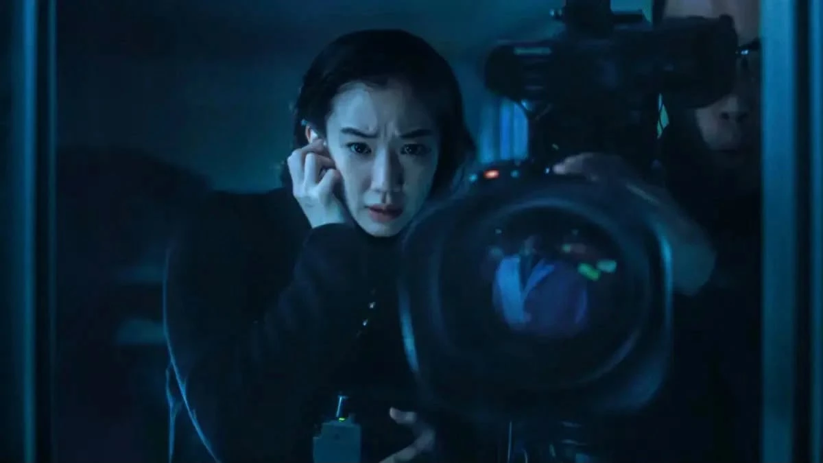 Netflix《氣體人第一號》改編自東寶 1960 年的經典電影,由《屍速列車》延尚昊參與編劇、《噬亡村》片山慎三執導,小栗旬、蒼井優、廣瀨鈴、林遣都、UTA 及竹野內豐共同主演。故事從一場駭人的電視直播爆炸命案開始,犯人竟是能自由將肉體轉化為氣體、穿越各種障礙的神祕「氣體人」,並接連發出殺人預告,引爆全國恐慌。蒼井優飾演追查事件真相的記者「甲野京子」,與小栗旬飾演的刑警岡本賢治聯手逼近氣體人的祕密。