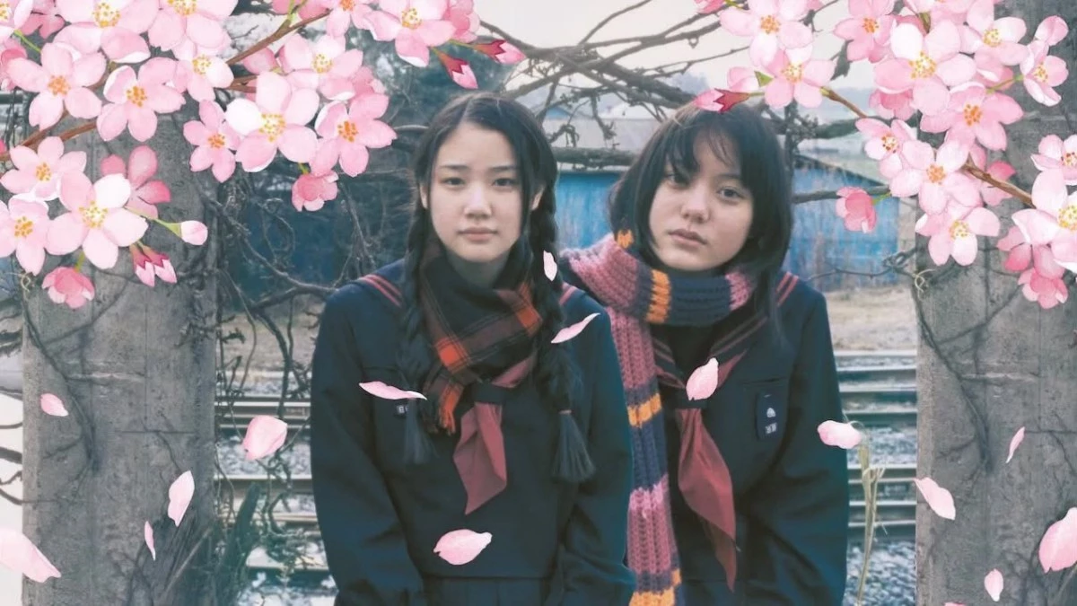 2004 年上映的《花與愛麗絲》由岩井俊二編導,鈴木杏、蒼井優、郭智博主演,是許多影迷認識蒼井優的重要作品。故事描述好友花與愛麗絲同時對學長宮本產生情愫,花更利用宮本意外撞傷後的記憶混亂,謊稱自己曾是他的女朋友,沒想到這場謊言逐漸把愛麗絲也捲入其中,形成既荒謬又青澀的三角關係。