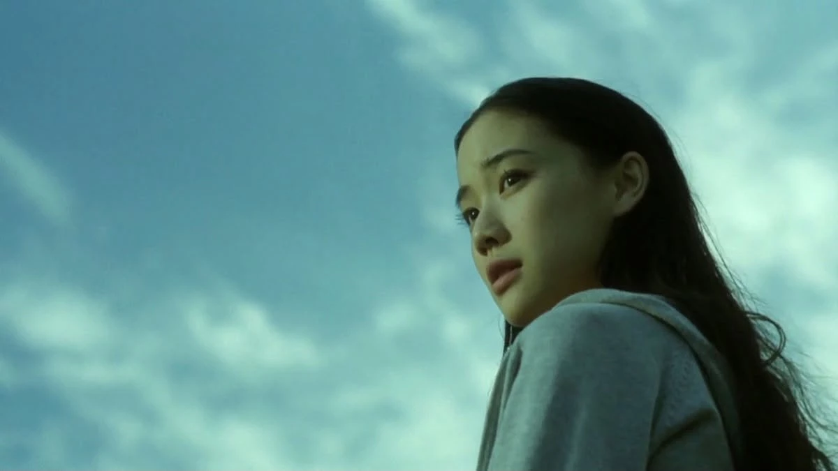 由蒼井優主演的《百萬元與苦蟲女》,可以說是她早期最具代表性的獨立電影之一。故事描述個性不擅長與人相處的 21 歲女孩佐藤鈴子,在人生遭遇一連串挫折後,決定只要存到 100 萬日圓,就立刻離開目前居住的地方,於是她帶著行李不斷移居,從海邊、山區到陌生城市,一邊打工、一邊重新建立與世界的距離。