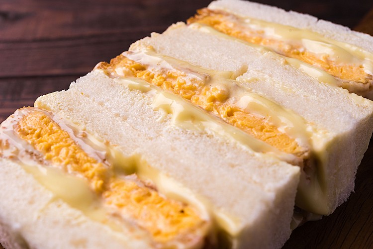 最讓人難忘的是「香酥滑嫩玉子磚」,看似簡單的蛋,在主廚手裡被賦予近乎任性的講究,鬆滑炒蛋裹上薄衣