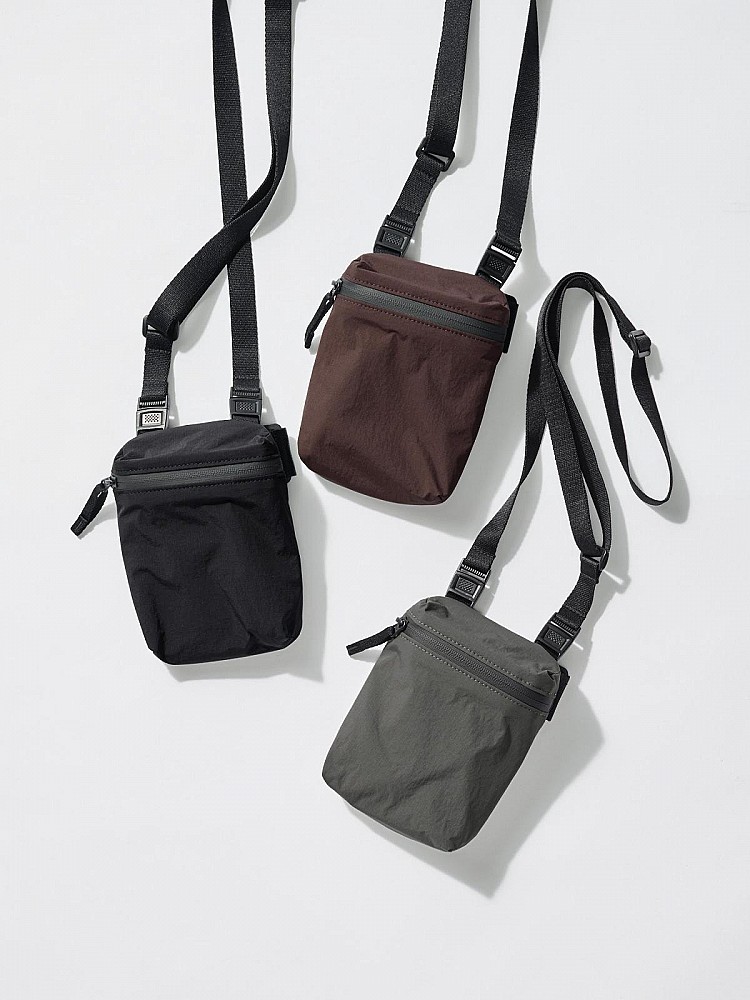 最讓人驚喜的是價格！這款由大師設計的迷你包竟然只要NT$390，CP值直接爆表。新品將於9月26日正式在指定店舖與Uniqlo官方網站同步發售，勢必掀起搶購熱潮。想以小資價入手Hermès前設計師的作品，這次千萬別錯過！