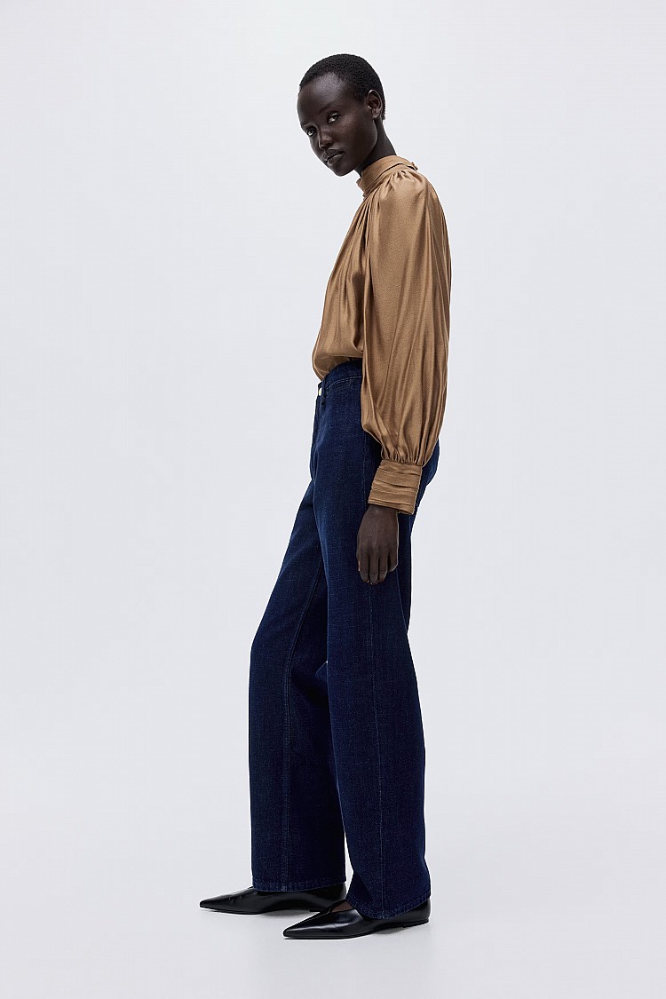 這款直筒高腰牛仔褲走的是「極簡俐落風」，但穿上後的顯瘦效果完全超乎預期！深靛藍丹寧本身就帶有視覺收縮感，再搭配高腰及筆直褲線，能把下半身比例徹底拉長，打造出乾淨、修直、毫無贅肉的腿部線條