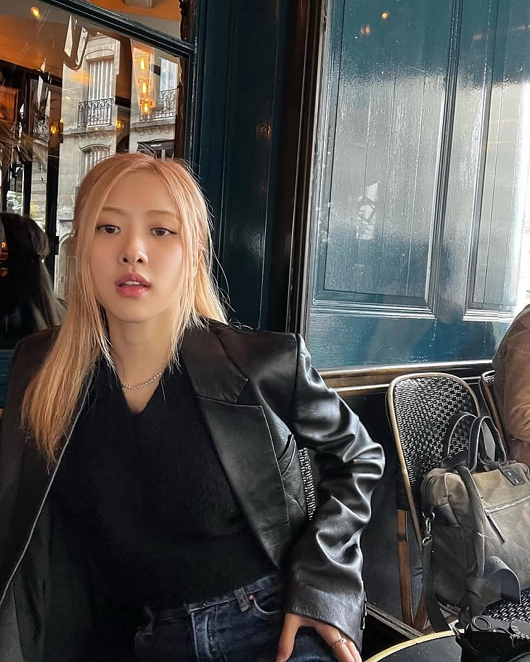 Rosé穿的這款皮革西裝外套以俐落肩線與明顯的西裝領片打造乾淨輪廓，是近年大勢的「Leather Blazer」代表版型。