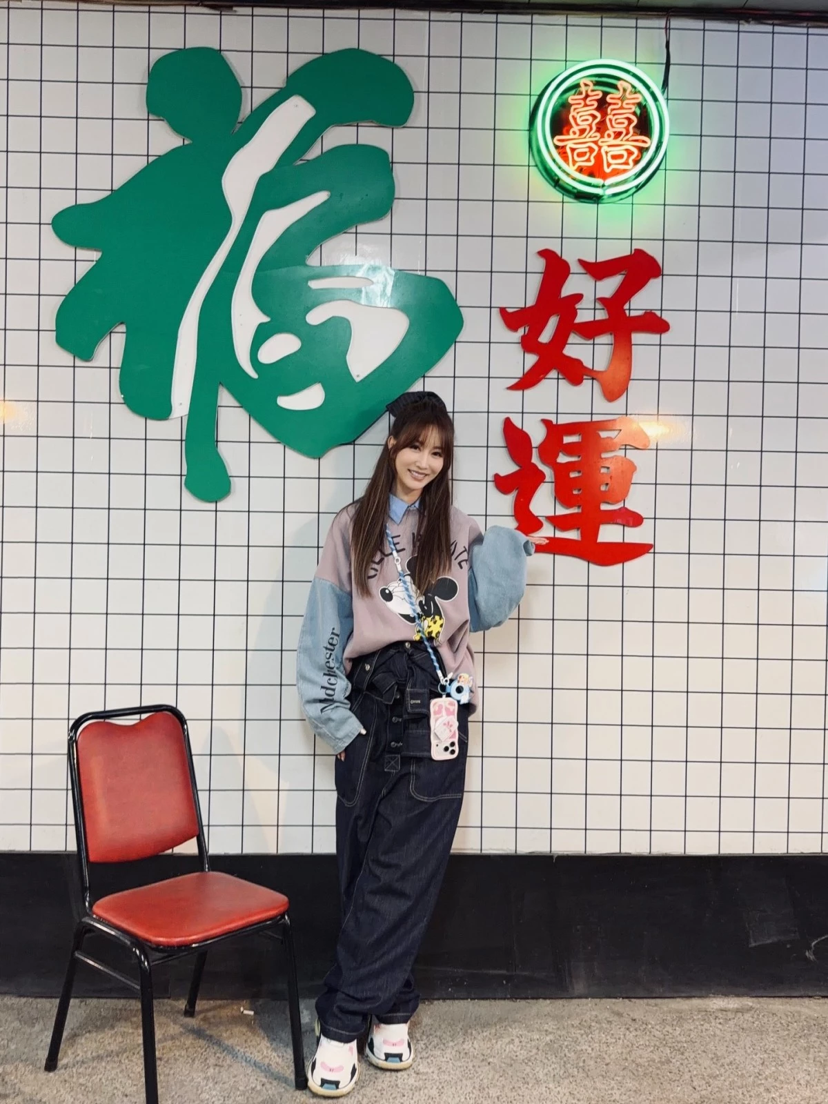 曾莞婷減齡穿搭6：襯衫＋大學T＋連身褲｜多層次俏皮風