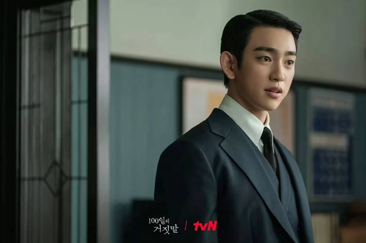 以男團 GOT7 成員身份出道的朴珍榮,轉戰演員後代表作也逐漸累積,從《會讀心術的那小子》、《惡魔法官》、《柔美的細胞小將 2》,到去年熱播的《未知的首爾》,都展現他從青春愛情到黑暗犯罪題材的可塑性。在《百日謊言》中,他飾演朝鮮總督府菁英翻譯官佐藤英夫,同時還有另一個名字金泰雄,他是政務總監佐藤信一的養子,能流利使用韓語、日語與英語,身為翻譯官的他究竟幫誰翻譯、替誰隱瞞,都會直接牽動整部劇的懸疑張力。