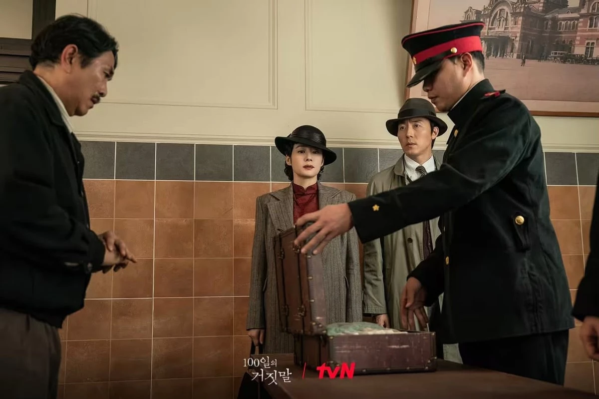 《百日謊言》的配角陣容同樣非常豪華,曾出演《玻璃鞋》的金賢珠飾演抗日組織「救國團」狙擊手柳素蘭,等了 13 年後終於準備展開復仇;曾出演《夫妻的世界》的李茂生則飾演朝鮮裔美國記者柳 Philip,這次和金賢珠的角色之間有複雜情感與革命立場糾葛;而在《雞不可失》有亮眼表現的陳善圭,這次則挑戰總督府政務總監佐藤信一,成為全劇最具壓迫感的大反派。