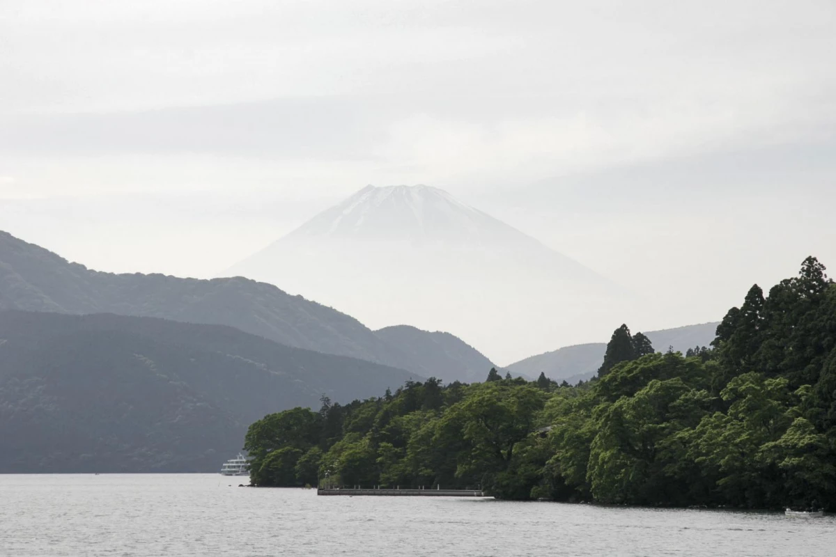 。日本的劣勢,正好來自它的強項。多數旅客造訪日本時,行程高度分散,東京往往只是起點或轉乘站