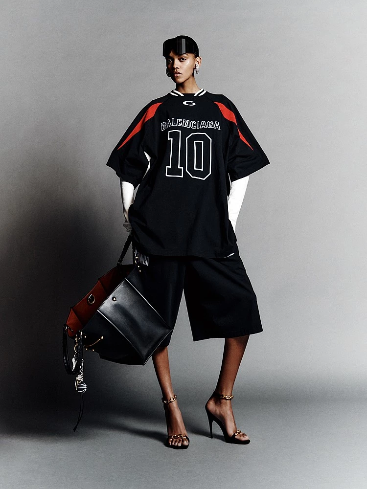 隨著 Balenciaga 秋季 2026 系列登場,創意總監 Pierpaolo Piccioli 亦同步推出兩項話題聯名——Manolo Blahnik、NBA分別聯名,已在品牌指定專賣店與官網正式發售。此次聯名延續 Piccioli 為 Balenciaga 帶來的「柔化但不退讓」新方向。Manolo Blahnik 聯名鞋履以精準比例與工藝見長,將高級鞋履的優雅語彙注入 Balenciaga 一貫的結構美學;而 NBA 聯名系列則呼應本季對運動與身體動態的關注,將機能服、科技面料與籃球文化結合,展現舒適、能量與團隊精神並存的當代風格。