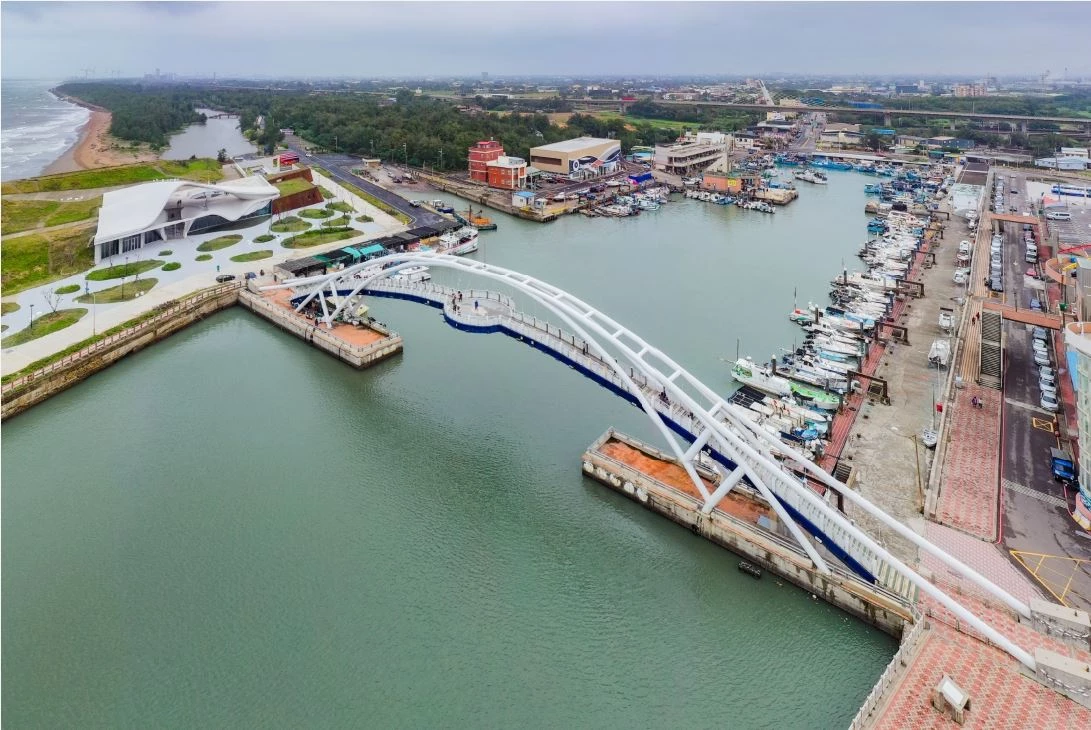 作為桃園全新的濱海觀光品牌,「珍珠海岸計畫」不僅著眼於桃園本地,更向北串接新北市的青春山海線,向南延伸至新竹 17 公里海岸線。未來將透過基北北桃的共同合作與對外行銷,打造北台灣最具亮點的濱海觀光廊帶新品牌。「後湖溪生態園區」正是此計畫的重要示範據點之一。園區四周被整片防風林圍繞,環境清幽,水域寬廣而平穩,預計於 1 月試營運、4 月正式營運,成為桃園海岸線上的全新遊憩亮點。