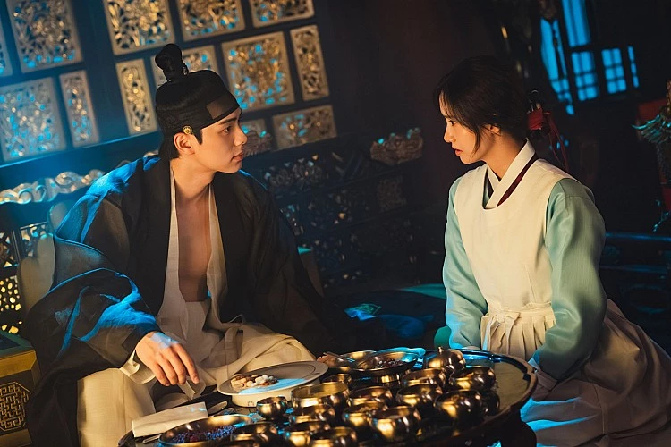 第二名則是前陣子才剛剛播畢、由林允兒與李彩玟主演的《暴君的廚師》，故事講述法國米其林廚師出身的女主角延智英意外穿越到朝鮮王朝，成為暴君李顯宮廷中的御用大廚，她利用現代烹飪技術與食材，在宮廷中施展才華，同時面對宮廷權力鬥爭與情感糾葛。