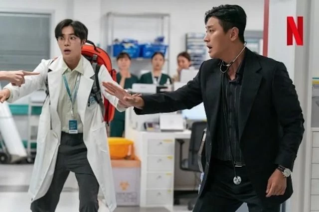 第三名則是集結朱智勛、秋泳愚、賀營、鄭宰光、尹敬浩...等實力派演員主演的《外傷重症中心》，故事以首爾醫院的「重症外傷中心」為背景，一位從戰地轉回國的醫生白康赫，來到這個臨時成立的專案小組，必須重建因預算削減、設備不足而瀕臨瓦解的外傷科團隊，除了必須與時間抗爭搶救重症傷患外，還必須面臨同行甚至國家的制度抗爭。