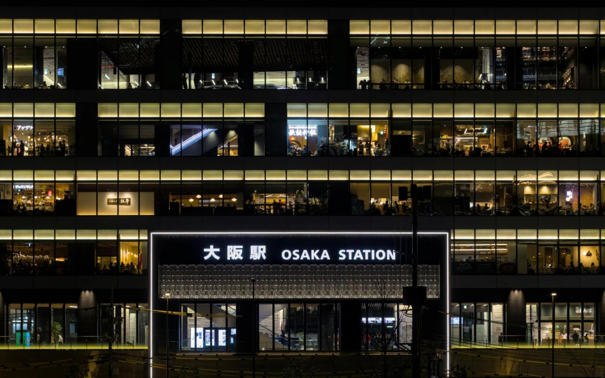 走進大阪心齋橋或東京新宿,熙來攘往的遊客與絢爛霓虹交織,讓街頭近乎不眠。