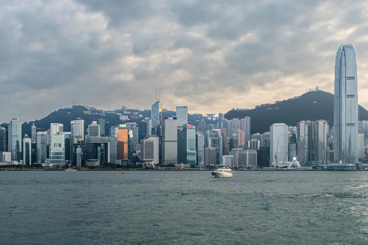 像曼谷、香港、澳門、吉隆坡、麥加,多半承接一國或一區的大部分旅遊資源,旅客來了就住在同一城市,過夜人次不易被分流。