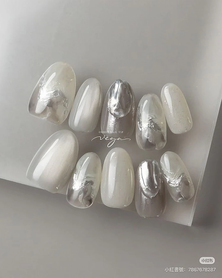 銀色光療美甲推薦6:手繪感波紋