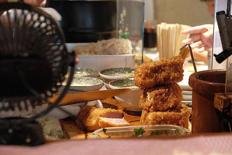 最瘋狂的「特上5厘米かつ丼」不是噱頭,是實打實的厚切肉山。