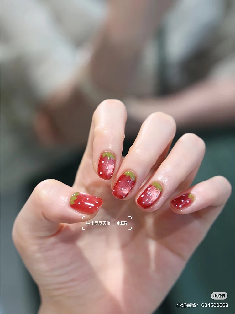 紅色貓眼光療美甲6:俏皮草莓