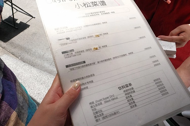 不過實話說，也有人提醒排隊時間可能長達一至兩小時，而且店內油煙濃烈、空間狹窄，有人覺得外皮酥度不足，下層甚至有麵皮脫落至飯上。