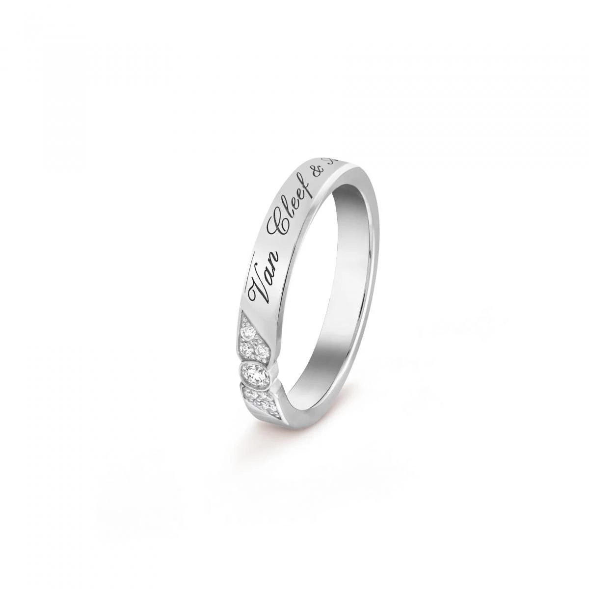 Toujours Signature Etoiles 婚戒，延續 Van Cleef & Arpels 對愛情敘事一貫的細膩詮釋。3毫米戒環比例經典，7顆圓形鑽石排列如星點般分布，低調卻富含象徵意義。對世家而言，婚戒是一段關係的延續載體。因此，這枚戒指特別適合偏好優雅、希望婚戒在多年後依然能天天佩戴的人。