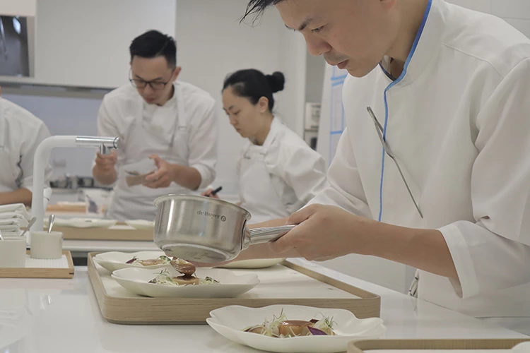 Restaurant A籌備期歷時兩年半,主廚黃以倫親自操刀開幕菜單,一般用餐區的午、晚餐定價分別是4850元、6850元
