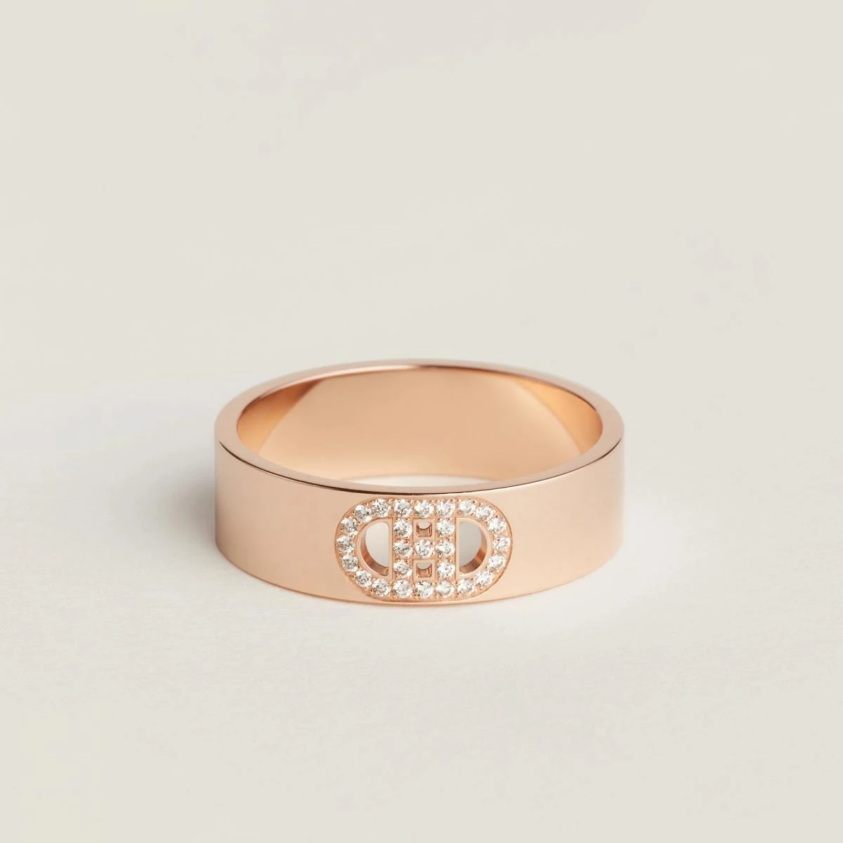 H d’ancre 戒指把 Hermès 最具代表性的錨鍊符碼，轉化為一枚結構清晰的婚戒。18K玫瑰金的溫潤色澤，搭配鑽石點綴，讓力量感與柔和度並存。這枚戒指沒有過度浪漫的表情，卻以「錨定」作為隱喻，象徵穩定、信任與長期陪伴。對於重視關係實質，而非形式華麗的人來說，它是一個極具說服力的選擇。