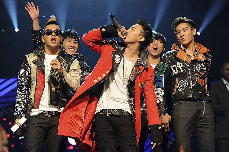 2006 年由 YG 娛樂推出的五人男子團體 BIGBANG，以識別性十足的搶眼造型，加上一首首洗腦神曲而紅遍全球，全球累積專輯銷量超過 1300 萬張，更是第一個入選「富比士百大名人」的韓國藝人，是 K-Pop 史非常具代表性的音樂團體。