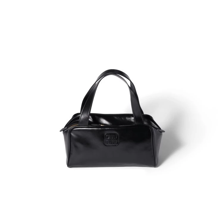 Miu Miu 黑色皮革肩背包，商品價格 NTD 99,000。