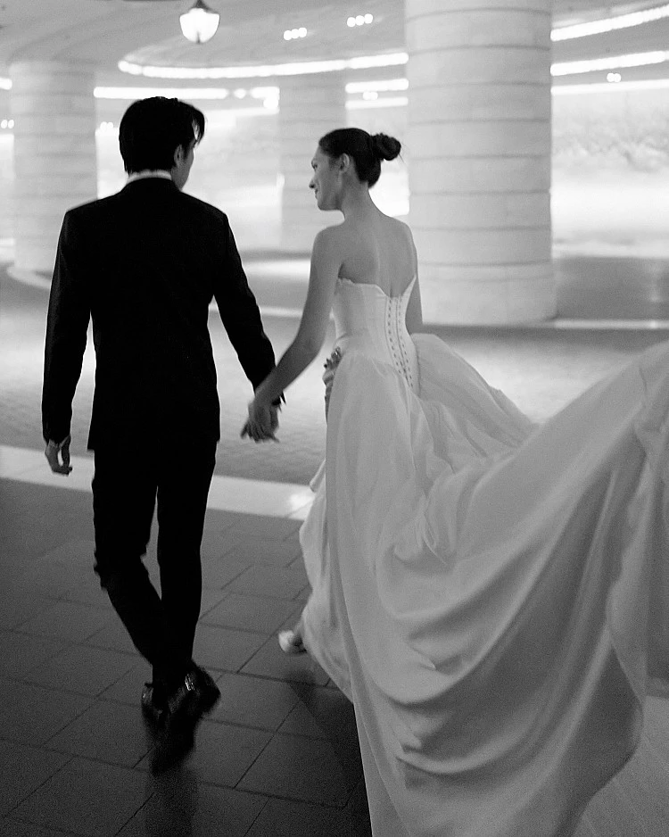Nicole + Felicia名字聽起來很洋氣,但其實來自兩個台灣女孩的婚紗品牌,由姊妹檔張方瑜、張方綺創立,品牌於2014年創立,擅長用輕盈薄紗、立體羽毛與高成本水晶工序,打造有高級訂製感的禮服設計,讓這個品牌從婚禮、名人紅毯再到巨星演唱會都能看見他們的身影。