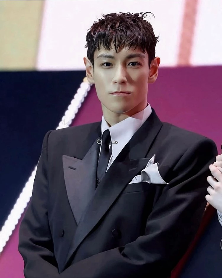 T.O.P. 在日前給粉絲一個大驚喜：宣布今年第四季度以個人歌手身份重返音樂界！這次回歸將是他時隔 12 年後，從個人作品《DOOM DADA》後的首次正式發行音樂作品，根據韓媒報導，他的新專輯已經進入最終製作階段，接下來將陸續進行 MV 拍攝與後製作業。