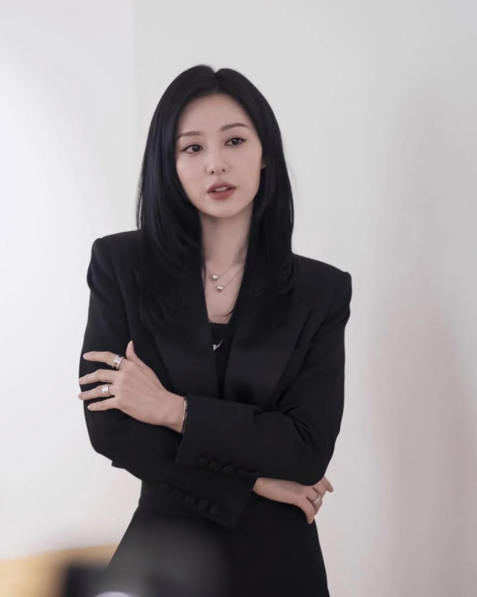 金智媛示範混合式燙髮造型