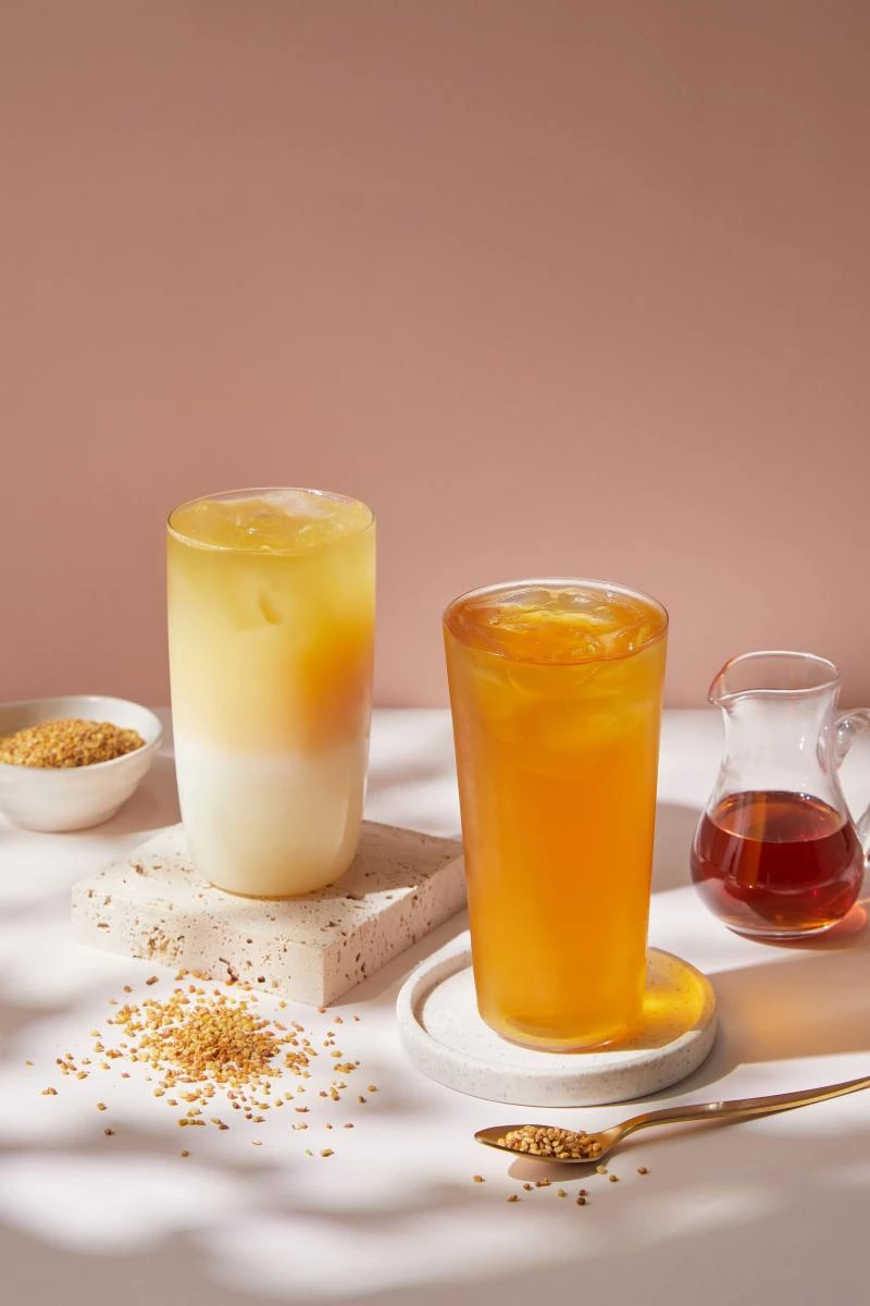 隨著無咖啡因飲品風潮崛起，迷客夏在前年夏季推出的「輕纖蕎麥茶」迅速成為新一代手搖寵兒。