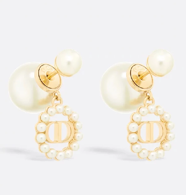 珍珠向來象徵優雅氣質，而這對Dior「Tribales」系列耳環，為品牌2026度假系列新作，展現出品牌一貫的細膩工藝。以經典樹脂珍珠為主體，環繞著CD標誌的珠飾則更添精緻層次。
