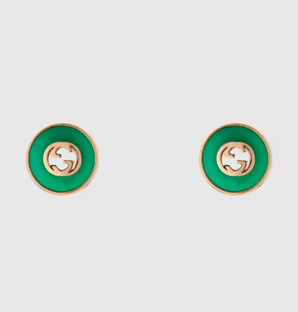 說到Gucci，經典的雙G標誌，絕對是辨識度最高的設計之一。這對耳環則讓經典換上全新氣息。以細緻的玫瑰金為主調，搭配鮮明的綠色瑪瑙石，優雅中又帶點俏皮。
