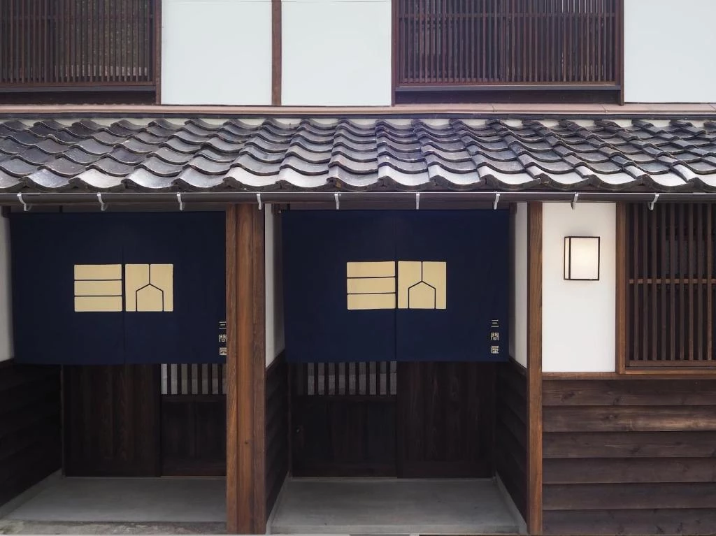 「這是一間能提供凝望時刻，所需視野及光的療癒之屋。」負責 House A 的藝術修復師蔡舜任如此形容這座建築，空間中妥善保留這棟超過半世紀町屋的木樑原件，色澤渾厚溫潤