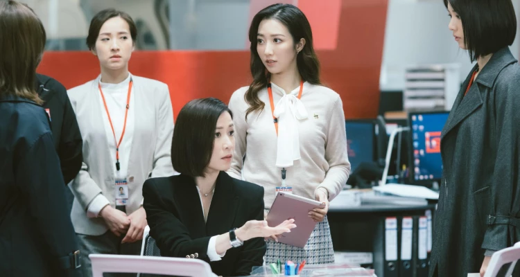 佘詩曼在港劇《新聞女王》系列中飾演的女主角文慧心,人稱“Man姐”。無論她從最早身為電視台的台柱主播,還是後來轉型成為創業公司的老闆,她的穿衣風格,始終保持高能氣場。挺拔的廓形剪裁搭配巧妙配飾,讓她每一幕出場都散發出大女主的自信與專業感,完美延續了《新聞女王》中的霸氣形象。