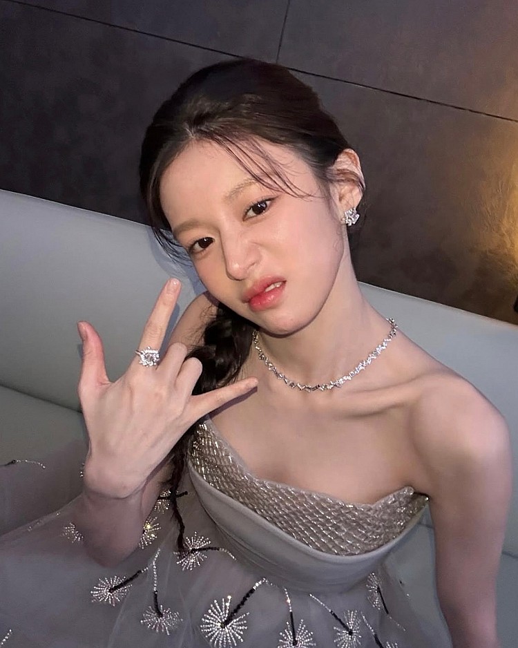 超高顏值讓高允貞一入行便成為許多廣告、雜誌的愛用模特兒，2019 年她因拍攝了韓國電信 SK telecom 的 iPhone 廣告立刻登上網路熱搜，同年她也出演電視劇《會讀心術的那小子》正式以演員身份出道。