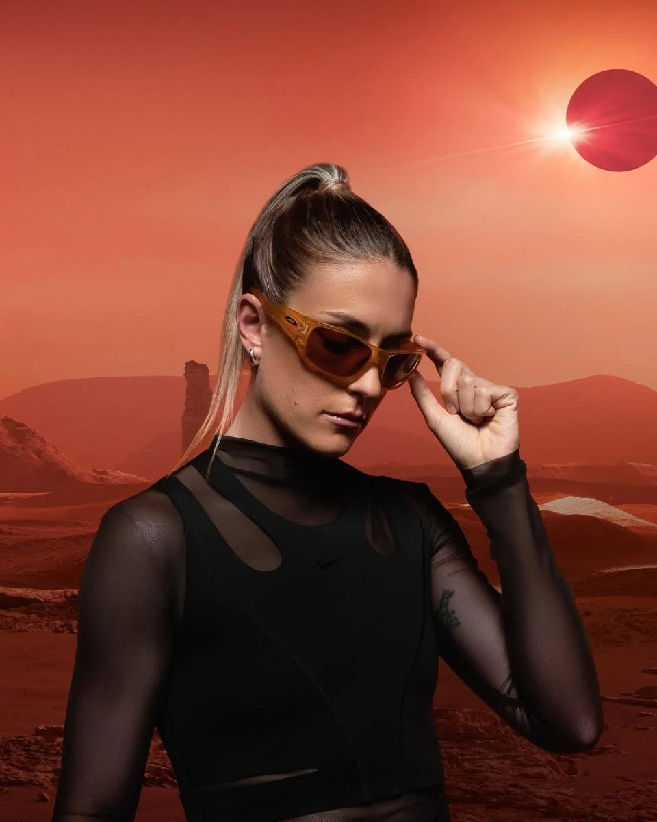 談起 Oakley,許多人首先想到的是它那種近乎科幻、擁有機械精密感的未來主義外型。