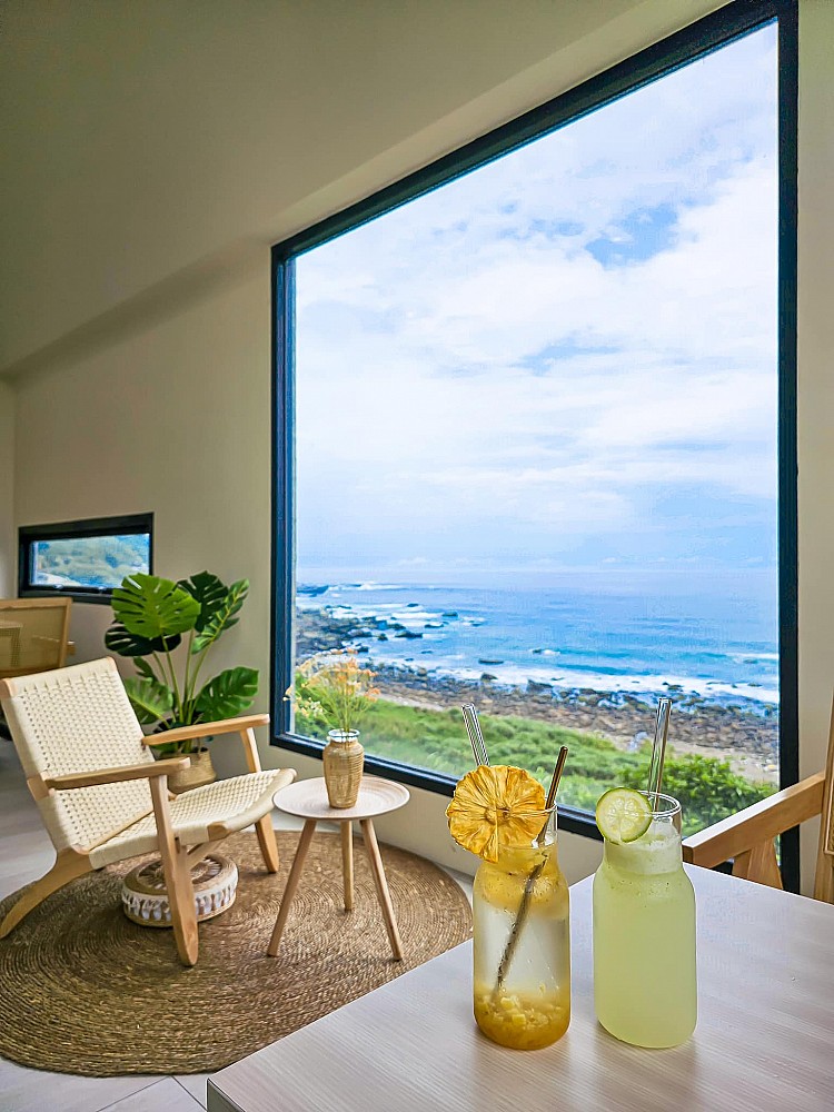 店內以木質與植栽為主調,餐點有咖啡、茶品、果汁、氣泡飲等選項,更有輕食、每日限量甜品可以搭配享用。