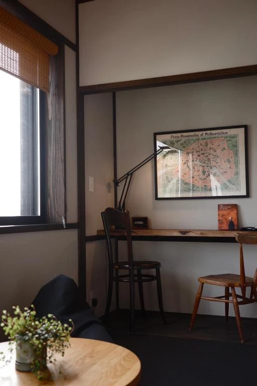 House C 散發著一種巴黎式的日本氛圍，一個溫暖、舒適、充滿藝術裝飾的家，隱身在寧靜的石引群樓中，等待著你的發現。