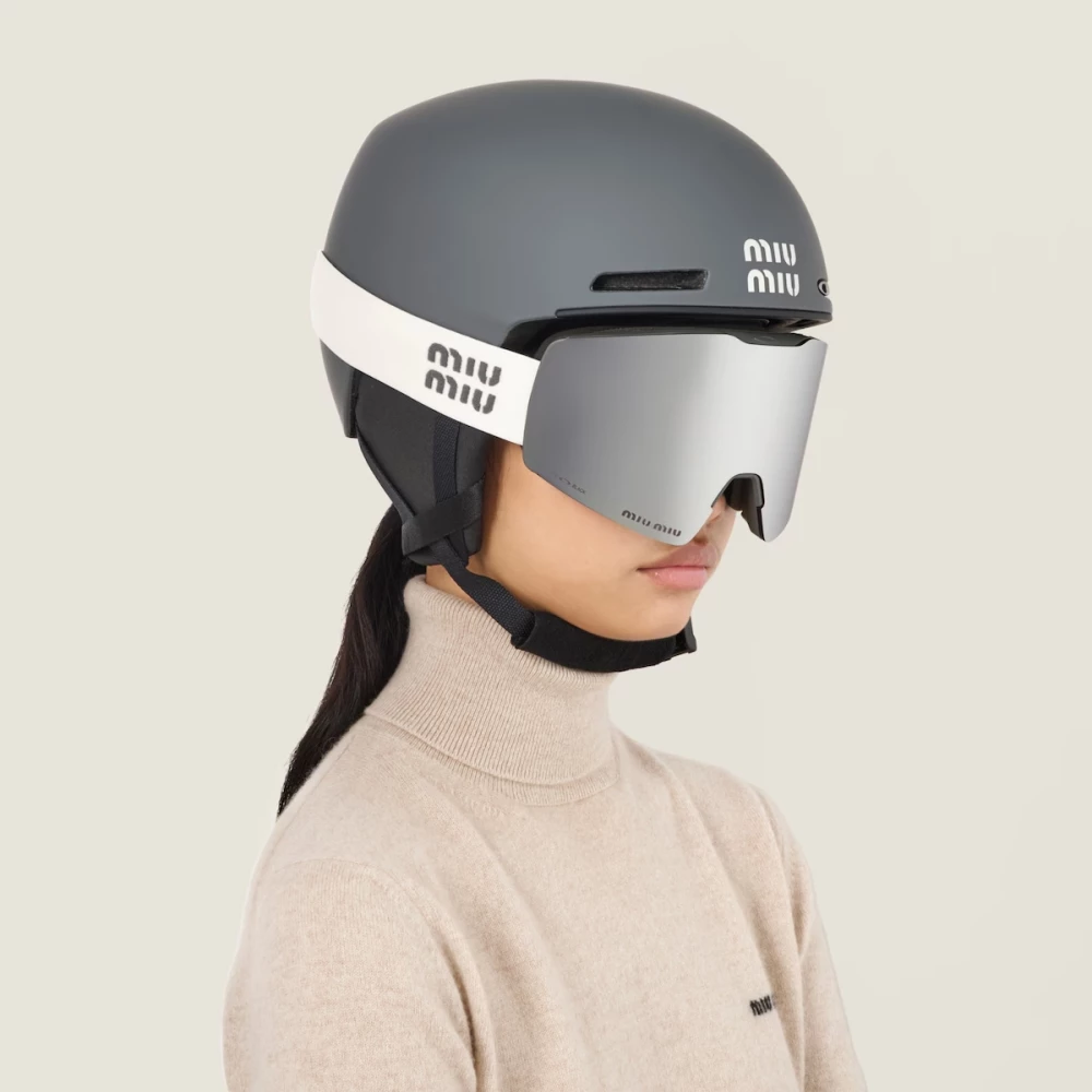 Miu Miu 與 Oakley 近期宣布合作,延續續了精品進軍戶外運動的趨勢,同時也展現了雙方美學與技術之間的結合。Miu Miu 將品牌特有的色調、少女氣質與帶點叛逆風格注入鏡框與鏡帶中,讓原本偏冷峻的運動輪廓多了點風格化演繹。