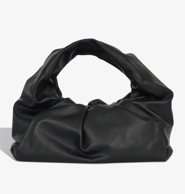 Bottega Veneta這一「The Shoulder Pouch」雲朵托特包系列雖然已逐漸停產,但在二手市場上依舊炙手可熱,始終有不少時尚愛好者在尋覓它的身影。