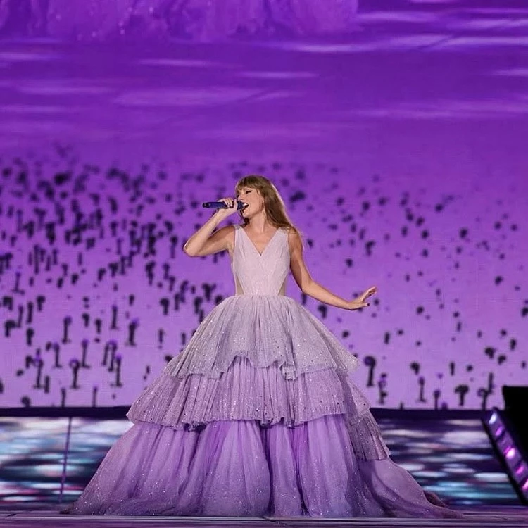 2006 年發行首張專輯《Taylor Swift》出道的泰勒絲，以亮眼的外型加上讓人琅琅上口的鄉村音樂引起關注，完全可以說是這個世代音樂產業的象徵人物。