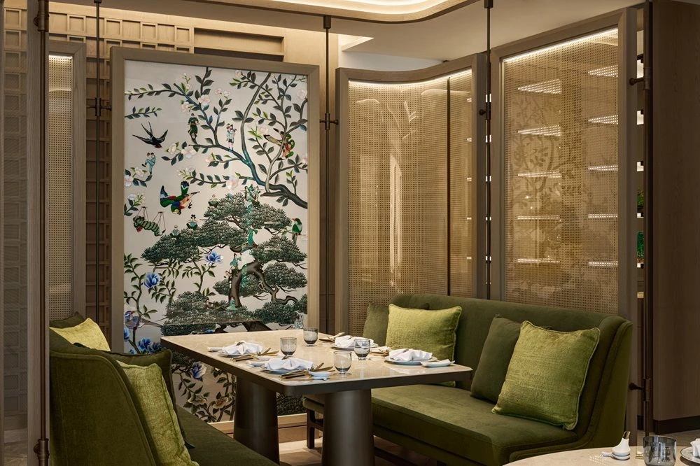 不同於其他酒店餐廳的定位,明娟樓是一家以「粵菜」為主軸的餐廳,其命名靈感源自宋代文人蘇軾〈水調歌頭〉中「千里共嬋娟」的詩句,寓意團圓、美好與時間的流轉。