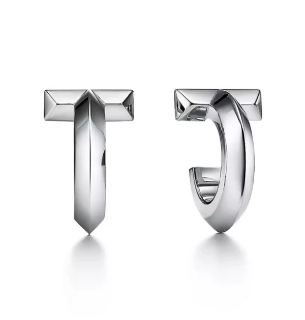 Tiffany 的「T1」18K 白金圈形耳環,是余詩曼在《新聞女王》中最常配戴、出鏡率最高的一對經典單品。簡約卻不失氣勢的線條設計,完美襯托她在劇中的幹練形象。
