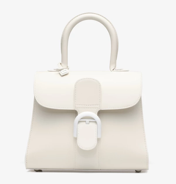 Delvaux「Brillant」系列,乃以優雅輪廓與精緻皮革工藝聞名,是品牌最具代表性的超經典款式。象牙白的柔和色調散發高級感,又能輕鬆融入各種穿搭,是展現品味與質感的完美日常夥伴。