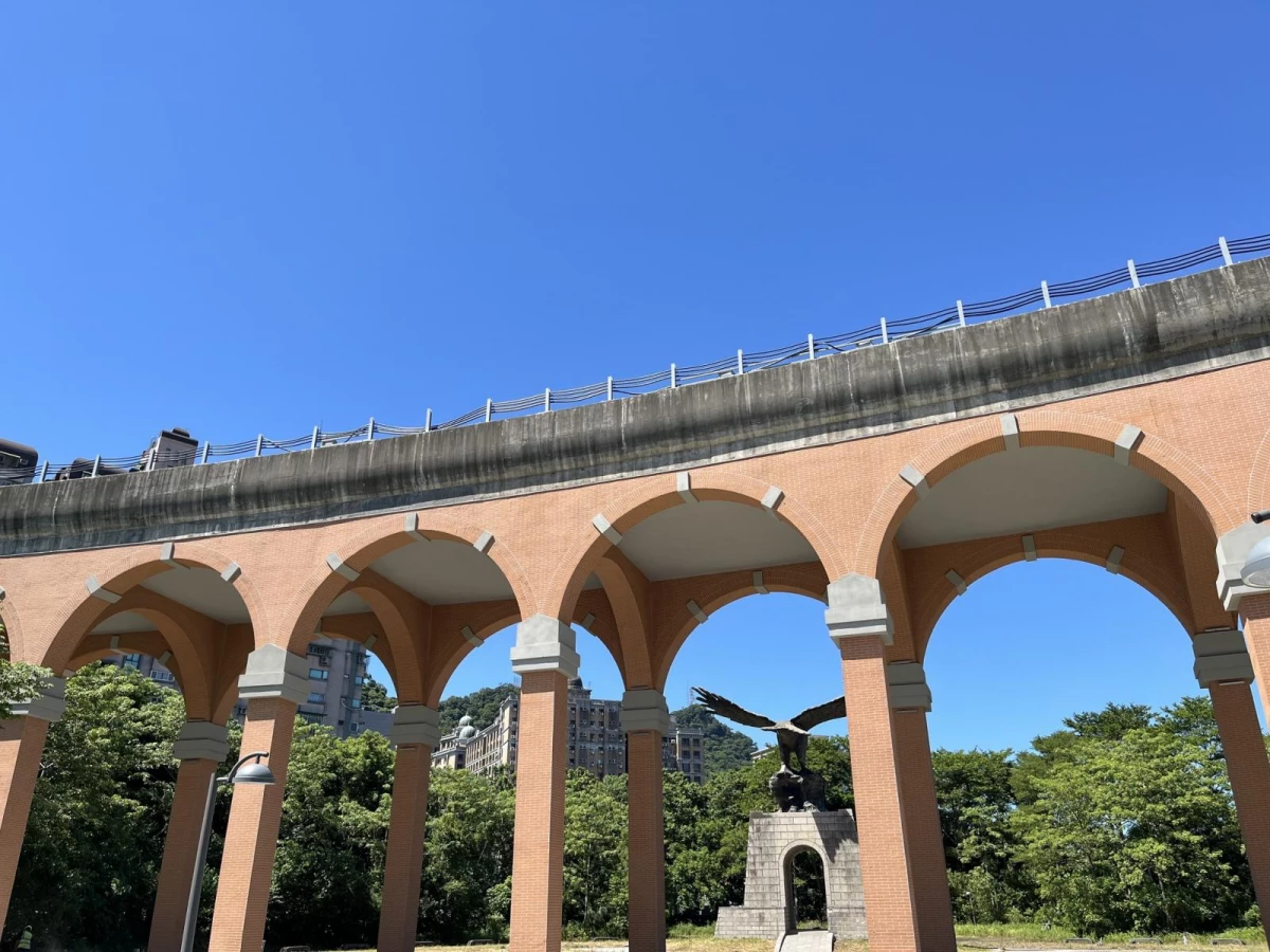 三鶯線未來完工通車後,預計三鶯地區往返台北市的通勤時間可減少約 20 分鐘,促進土城、三峽與鶯歌地區的都市發展。最大的亮點之一,就是串連「台北大學」與板南線「頂埔站」。未來,學生與通勤族可透過三鶯線快速轉乘板南線前往台北市中心,大幅提升通學與通勤效率,也可望紓解台三線與北大特區周邊的交通壓力。
